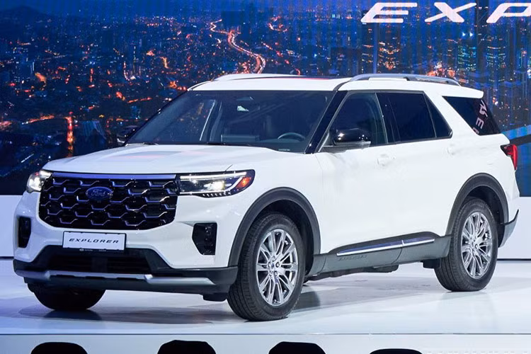 Phiên bản ST-Line lần đầu tiên xuất hiện tại Hàn Quốc và thay thế cho bản Limited trước đây. Việc tối ưu hóa gói trang bị đã giúp Ford Korea giảm giá bán của Explorer mới, với mức giảm 5,75 triệu won cho ST-Line và 9,95 triệu won cho Platinum so với thế hệ trước, tạo ra sự cạnh tranh mạnh mẽ trong phân khúc SUV.