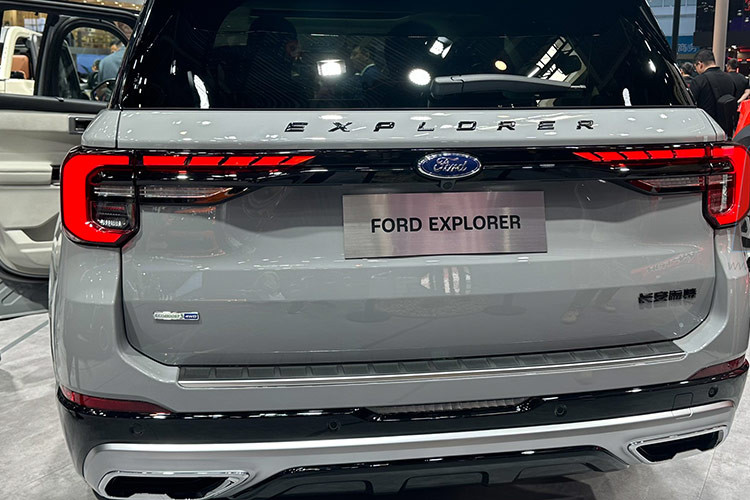 Phiên bản ST-Line nổi bật với lưới tản nhiệt đen bóng kèm các chi tiết màu đen và kẹp phanh màu đỏ tạo nét thể thao mạnh mẽ. Xe có 5 tùy chọn màu sắc ngoại thất, trong đó Platinum có màu Iconic Silver và ST-Line có màu Vapor Blue tạo sự đa dạng về phong cách cho người mua.