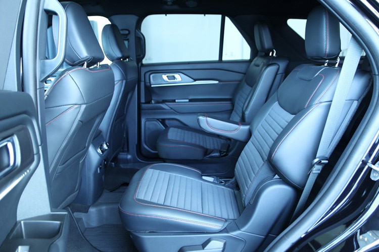 Bản Platinum mang phong cách sang trọng với da Mohave Dusk ở bảng điều khiển, ốp cửa và bảng táp-lô cùng hệ thống âm thanh Bang &amp; Olufsen với 10 loa cho ST-Line và 14 loa cho Platinum. Điểm đáng chú ý trong lần ra mắt này là sự thay đổi về động cơ của phiên bản Platinum.