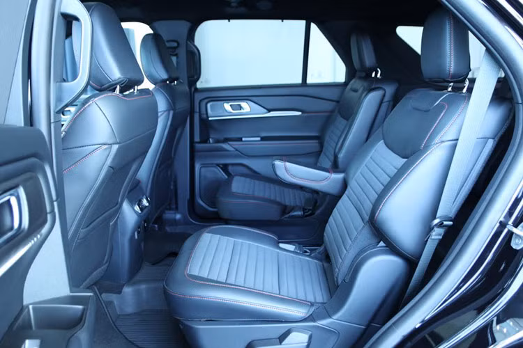 Bản Platinum mang phong cách sang trọng với da Mohave Dusk ở bảng điều khiển, ốp cửa và bảng táp-lô cùng hệ thống âm thanh Bang &amp; Olufsen với 10 loa cho ST-Line và 14 loa cho Platinum. Điểm đáng chú ý trong lần ra mắt này là sự thay đổi về động cơ của phiên bản Platinum.