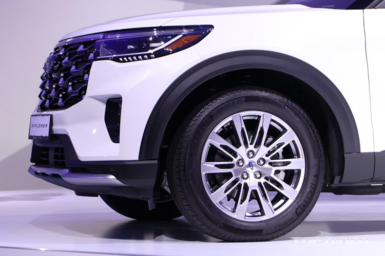 Thay vì động cơ 3.0L 6 xi-lanh như trước, Explorer Platinum mới trang bị động cơ EcoBoost 2.3L 4 xi-lanh. Ford Korea cho biết, việc thay đổi này xuất phát từ nhu cầu thực tế của khách hàng, khi nhiều người ưa chuộng động cơ 2.3L với khả năng vận hành tiết kiệm và ổn định.