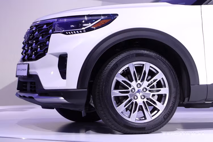 Thay vì động cơ 3.0L 6 xi-lanh như trước, Explorer Platinum mới trang bị động cơ EcoBoost 2.3L 4 xi-lanh. Ford Korea cho biết, việc thay đổi này xuất phát từ nhu cầu thực tế của khách hàng, khi nhiều người ưa chuộng động cơ 2.3L với khả năng vận hành tiết kiệm và ổn định.