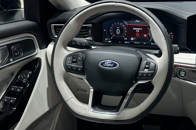 Hàng ghế thứ ba có thể gập điện để mở rộng không gian chứa đồ khi cần thiết. Ngoài ra, Explorer mới còn được thiết kế lại với bảng điều khiển trước bố trí lùi ra, giúp tạo cảm giác rộng rãi hơn cho hàng ghế đầu. Phiên bản ST-Line có ghế ngồi bọc vải màu Black Onyx với chỉ màu đỏ tạo điểm nhấn thể thao và sang trọng.