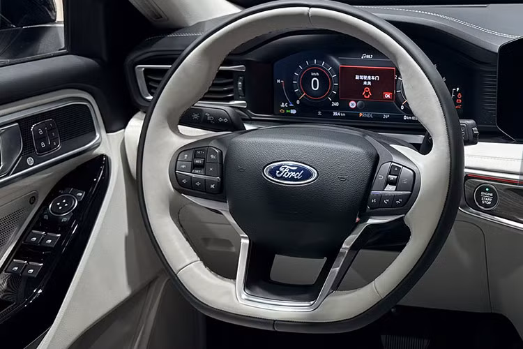 Hàng ghế thứ ba có thể gập điện để mở rộng không gian chứa đồ khi cần thiết. Ngoài ra, Explorer mới còn được thiết kế lại với bảng điều khiển trước bố trí lùi ra, giúp tạo cảm giác rộng rãi hơn cho hàng ghế đầu. Phiên bản ST-Line có ghế ngồi bọc vải màu Black Onyx với chỉ màu đỏ tạo điểm nhấn thể thao và sang trọng.