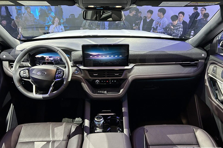 Bên trong nội thất, Ford Explorer 2025 bản ST-Line có cấu hình 6 chỗ với hàng ghế thứ hai là ghế captain, trong khi phiên bản Platinum là 7 chỗ với hàng ghế băng cho hàng thứ hai. Nội thất xe được trang bị bảng đồng hồ kỹ thuật số 12,3 inch, màn hình cảm ứng trung tâm 13,2 inch, hệ thống sạc không dây cho điện thoại và cửa sổ trời toàn cảnh.