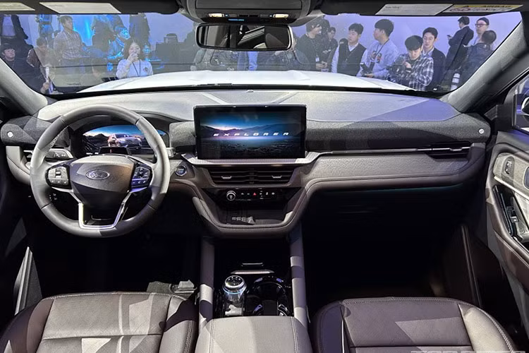 Bên trong nội thất, Ford Explorer 2025 bản ST-Line có cấu hình 6 chỗ với hàng ghế thứ hai là ghế captain, trong khi phiên bản Platinum là 7 chỗ với hàng ghế băng cho hàng thứ hai. Nội thất xe được trang bị bảng đồng hồ kỹ thuật số 12,3 inch, màn hình cảm ứng trung tâm 13,2 inch, hệ thống sạc không dây cho điện thoại và cửa sổ trời toàn cảnh.