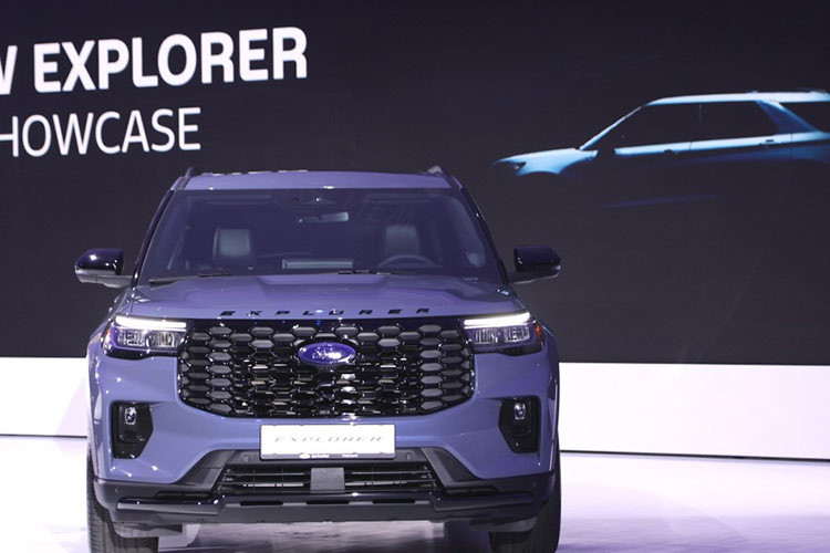 Phiên bản Platinum sử dụng mâm xe 20 inch trong khi ST-Line được trang bị mâm 21 inch gia tăng tính thể thao. Đèn hậu có thiết kế nối liền từ trái qua phải, tạo cảm giác liền mạch cho phần sau của xe.