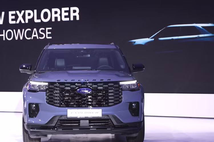 Phiên bản Platinum sử dụng mâm xe 20 inch trong khi ST-Line được trang bị mâm 21 inch gia tăng tính thể thao. Đèn hậu có thiết kế nối liền từ trái qua phải, tạo cảm giác liền mạch cho phần sau của xe.