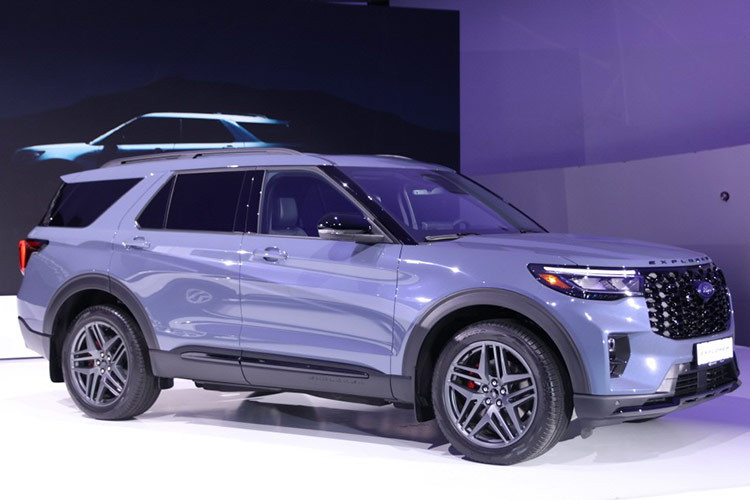 Về thiết kế ngoại thất, Explorer mới có những thay đổi rõ rệt, đặc biệt ở phần đầu xe. Mẫu xe SUV Ford Explorer 2025 được trang bị lưới tản nhiệt kích thước lớn, tấm bảo vệ gầm xe mở rộng và cụm đèn pha sắc sảo tạo nên vẻ ngoài mạnh mẽ và hiện đại.