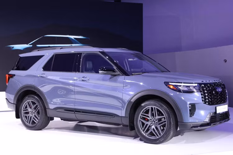 Về thiết kế ngoại thất, Explorer mới có những thay đổi rõ rệt, đặc biệt ở phần đầu xe. Mẫu xe SUV Ford Explorer 2025 được trang bị lưới tản nhiệt kích thước lớn, tấm bảo vệ gầm xe mở rộng và cụm đèn pha sắc sảo tạo nên vẻ ngoài mạnh mẽ và hiện đại.