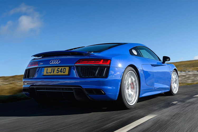 Mới đây hai trang Motoring và Autocar cho biết rằng Audi R8 sẽ có thêm phiên bản sử dụng động cơ V6 dung tích 2.9L tăng áp kép chia sẻ từ Audi RS4 và RS5 và nó sẽ thay thế cho động cơ V8 4.2L trên R8 trước đây.