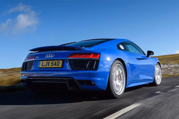 Mới đây hai trang Motoring và Autocar cho biết rằng Audi R8 sẽ có thêm phiên bản sử dụng động cơ V6 dung tích 2.9L tăng áp kép chia sẻ từ Audi RS4 và RS5 và nó sẽ thay thế cho động cơ V8 4.2L trên R8 trước đây.