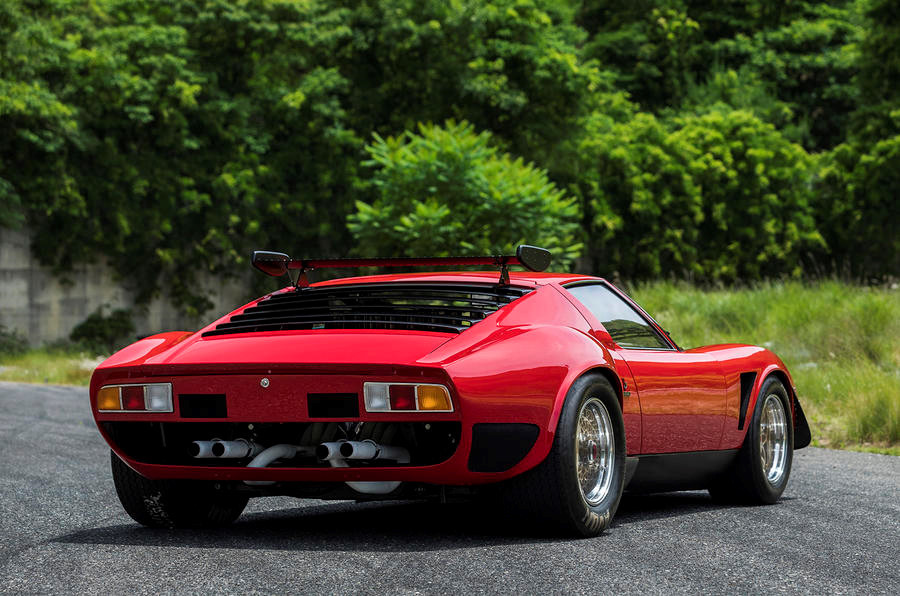 Thiết kế của Miura đã được mài dũa tăng thêm phần khí động học, cụm đèn pha được sửa đổi. Khối lượng xe giảm 363 kg nhờ sửa đổi dung tích bình chứa nhiên liệu, trang bị bánh xe nhẹ hơn, chuyển đổi một số bộ phận dùng chất liệu thép sang chất liệu nhựa. P400 Jota đã được sử dụng như một bản test mule cho đến khi gặp nạn trên đường đua vào năm 1971.