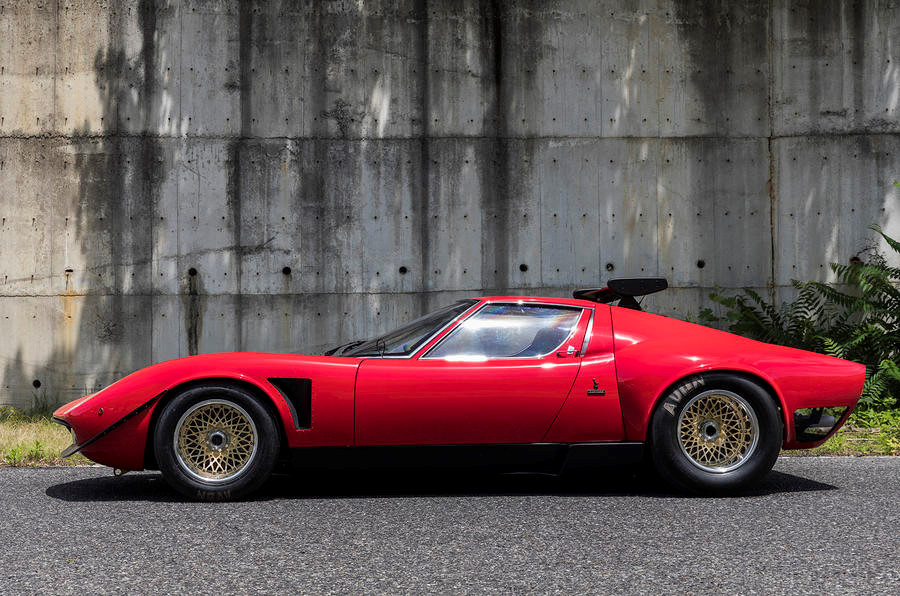 Vào năm 1970, chuyên viên lái xe của Lamborghini là Bob Wallace nhận thấy đã đến lúc cần phải tạo ra một phiên bản xe đua của Miura tham gia giải FIA. Và chiếc P400 Jota ra đời kể từ đó.