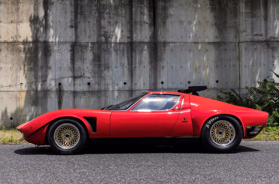 Vào năm 1970, chuyên viên lái xe của Lamborghini là Bob Wallace nhận thấy đã đến lúc cần phải tạo ra một phiên bản xe đua của Miura tham gia giải FIA. Và chiếc P400 Jota ra đời kể từ đó.