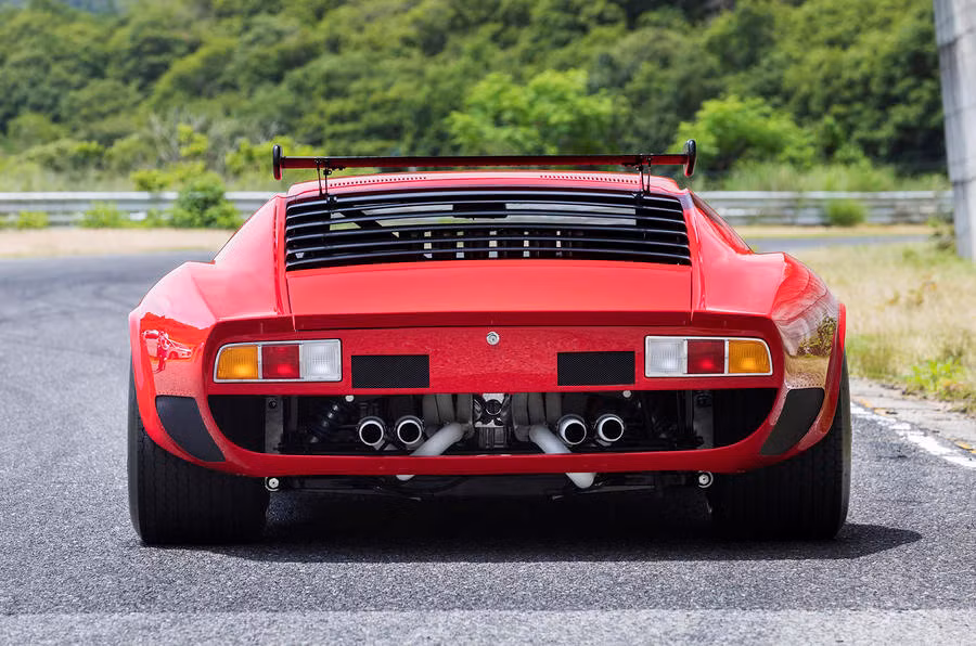 P400 Jota của Wallace đã truyền cảm hứng cho dự án phục chế này. Đây là phiên bản one-off mang số khung 3781, ban đầu là một chiếc Miura S sản xuất năm 1968 với màu sơn ngoại thất Verde Miura màu xanh lá cây và nội thất màu đen, trưng bày lần đầu tiên tại triển lãm Turin Auto Show. Ngay sau khi đổi chủ 8 lần tại Ý, chiếc Miura S cuối cùng được mua lại bởi một người Đức tên là Heinz Straber.