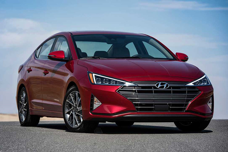Hyundai Thành Công đã chính thức giới thiệu phiên bản mới của dòng Elantra với người tiêu dùng Việt Nam. Trong khi đó, tại thị trường Mỹ, mẫu xe sedan Hyundai Elantra cỡ C - này đã bước qua phiên bản 2020 với một số nâng cấp nhẹ.