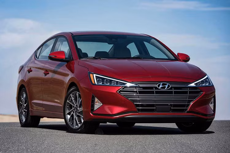 Hyundai Thành Công đã chính thức giới thiệu phiên bản mới của dòng Elantra với người tiêu dùng Việt Nam. Trong khi đó, tại thị trường Mỹ, mẫu xe sedan Hyundai Elantra cỡ C - này đã bước qua phiên bản 2020 với một số nâng cấp nhẹ.
