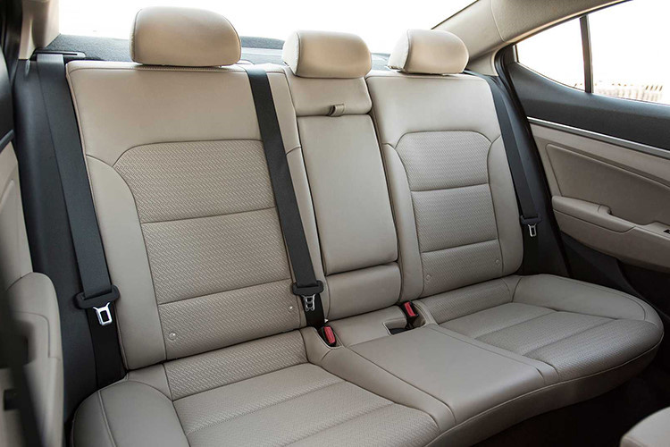 Bên dưới nắp capô của Hyundai Elantra 2020 tại thị trường Mỹ vẫn là 3 tùy chọn động cơ. Đầu tiên là động cơ xăng 4 xi-lanh, hút khí tự nhiên, dung tích 2.0 lít đã nhắc ở trên. Động cơ này tạo ra công suất tối đa 147 mã lực và mô-men xoắn cực đại 179 Nm.