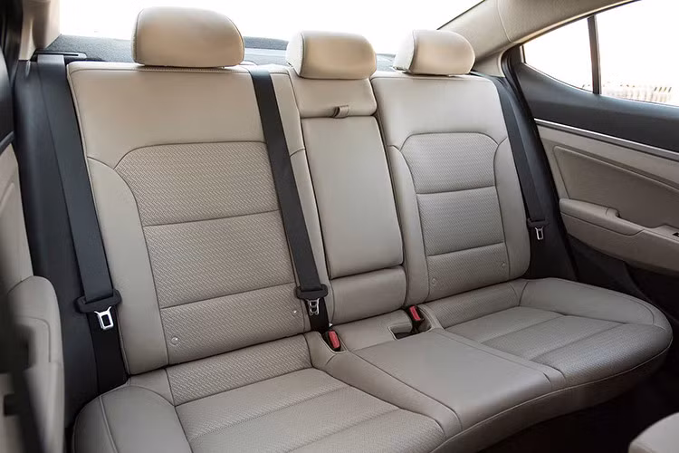 Bên dưới nắp capô của Hyundai Elantra 2020 tại thị trường Mỹ vẫn là 3 tùy chọn động cơ. Đầu tiên là động cơ xăng 4 xi-lanh, hút khí tự nhiên, dung tích 2.0 lít đã nhắc ở trên. Động cơ này tạo ra công suất tối đa 147 mã lực và mô-men xoắn cực đại 179 Nm.