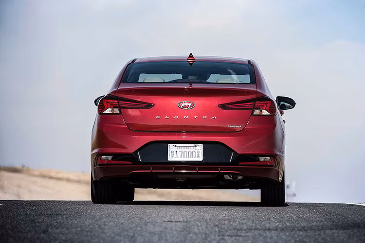 Thứ hai là động cơ 4 xi-lanh, tăng áp, phun xăng trực tiếp, dung tích 1,6 lít với công suất tối đa 128 mã lực và mô-men xoắn cực đại 212 Nm ở Hyundai Elantra Eco 2020. Hai con số tương ứng ở Elantra Sport 2020 là 201 mã lực và 265 Nm. Động cơ này sẽ chỉ kết hợp với hộp số tự động ly hợp kép 7 cấp.