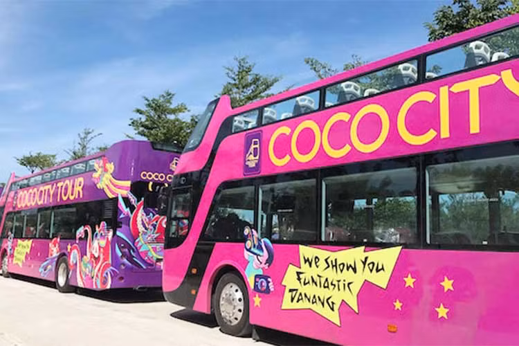 Trên chiếc xe buýt hai tầng này còn có trang bị quầy bar mini, hệ thống màn hình cảm ứng hiển thị thông tin đa ngôn ngữ kết hợp hình ảnh và hệ thống định vị GPS toàn cầu tự động giới thiệu các địa danh cho khách du lịch nước ngoài và các điểm dừng, đỗ. Mẫu xe này được Trung tâm nghiên cứu và phát triển (R&amp;D) Thaco theo tiêu chuẩn Châu Âu.