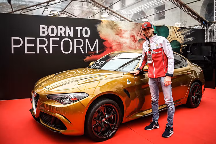 Tại Mỹ, giá xe Alfa Romeo Giulia rẻ nhất bán ra từ 37.995 USD (tương đương 858 triệu đồng), và khách hàng sẽ phải bỏ thêm 2000 USD mới có hệ dẫn động 4 bánh. Các phiên bản tầm trung Giulia Ti có giá 39.995 USD (tương đương 903 triệu đồng). Cuối cùng, bản thể thao Giulia Quadrifoglio "chốt giá" 72.000 USD (1,62 tỷ đồng).