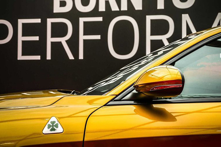 Có thể thấy, màu sắc tươi sáng, nổi bật này sẽ trở nên phô trương khi được dùng trên một chiếc xe cỡ lớn như Stelvio, nhưng nó lại phù hợp và tạo sức hút hoàn hảo trên chiếc Alfa Romeo Giulia.