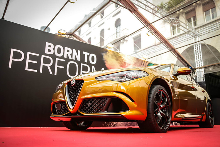 Tại thị trường Mỹ, Giulia sẽ có tổng cộng 2 phiên bản động cơ. Trong đó phiên bản thường sở hữu máy 2.0 4 xi-lanh thẳng hàng tăng áp với công suất tối đa 280 mã lực, kết hợp với hộp số tự động 6 cấp cùng hệ dẫn động cầu sau hoặc tùy chọn AWD 4 bánh. 