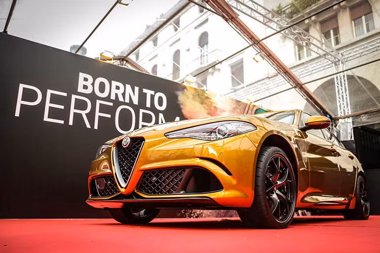 Tại thị trường Mỹ, Giulia sẽ có tổng cộng 2 phiên bản động cơ. Trong đó phiên bản thường sở hữu máy 2.0 4 xi-lanh thẳng hàng tăng áp với công suất tối đa 280 mã lực, kết hợp với hộp số tự động 6 cấp cùng hệ dẫn động cầu sau hoặc tùy chọn AWD 4 bánh. 