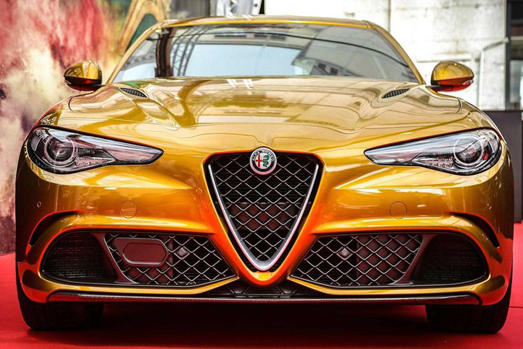 Rất tiếc là màu Ochre sẽ không có trong danh sách tùy chọn của Alfa Romeo dành cho dòng xe Giulia, mà chỉ được hãng sử dụng một lần để giới thiệu Giulia Quadrifoglio tại sự kiện Mille Miglia 2019.
