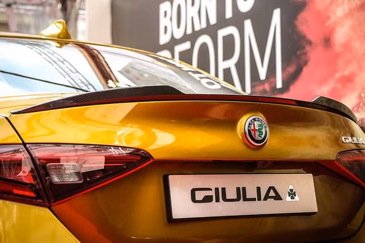 Ngoài màu Ochre mới, Alfa Romeo Giulia không có thay đổi gì nhiều - nó vẫn sở hữu thiết kế thể thao với lưới tản nhiệt hình khiên đã trở thành "biểu tượng" của thương hiệu xe Ý này từ cả Thế kỷ qua. Đèn pha của xe kéo dài về hai bên được trang bị đèn chiếu sáng ban ngày LED