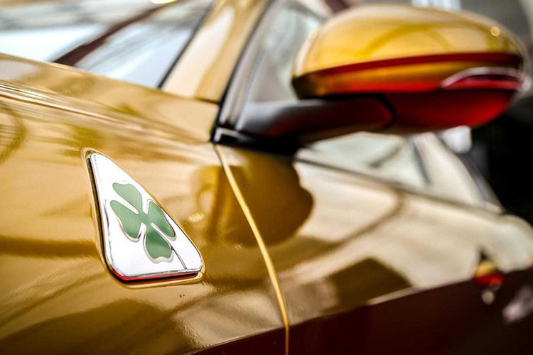 Tuy nhiên khi nhìn thấy siêu xe Alfa Romeo mạ vàng với dải màu màu Ochre này, chắc chắn nếu công chúng cũng như các khách hàng của Alfa Romeo có những phản ứng tốt về màu sơn này và muốn đưa nó vào bảng màu của Giulia thì hãng cũng sẽ xem xét.