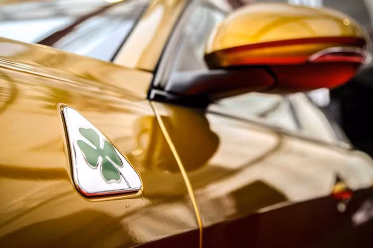 Tuy nhiên khi nhìn thấy siêu xe Alfa Romeo mạ vàng với dải màu màu Ochre này, chắc chắn nếu công chúng cũng như các khách hàng của Alfa Romeo có những phản ứng tốt về màu sơn này và muốn đưa nó vào bảng màu của Giulia thì hãng cũng sẽ xem xét.