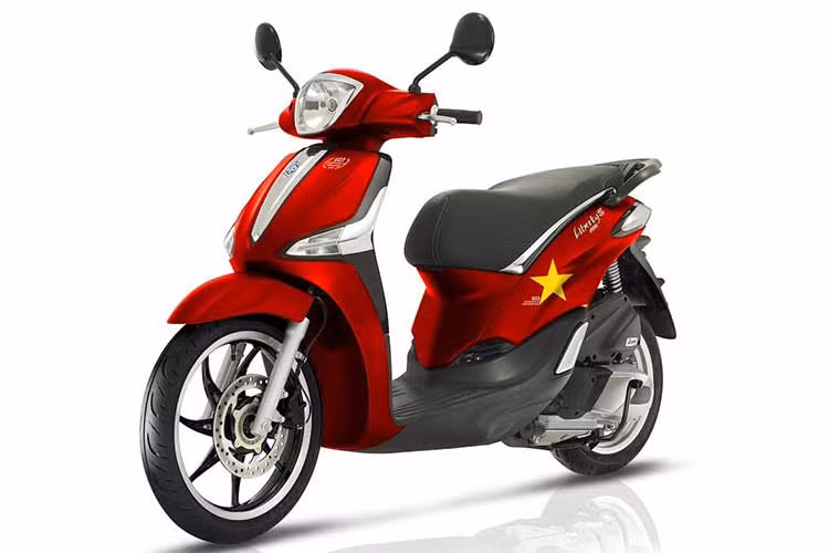 Hưởng ứng thành công của đội tuyển bóng đá U23 Việt Nam tại VCK U23 châu Á mới đây, liên doanh xe máy Piaggio đã tung ra thị trường phiên bản của mẫu xe ga Liberty U23, với số lượng giới hạn.