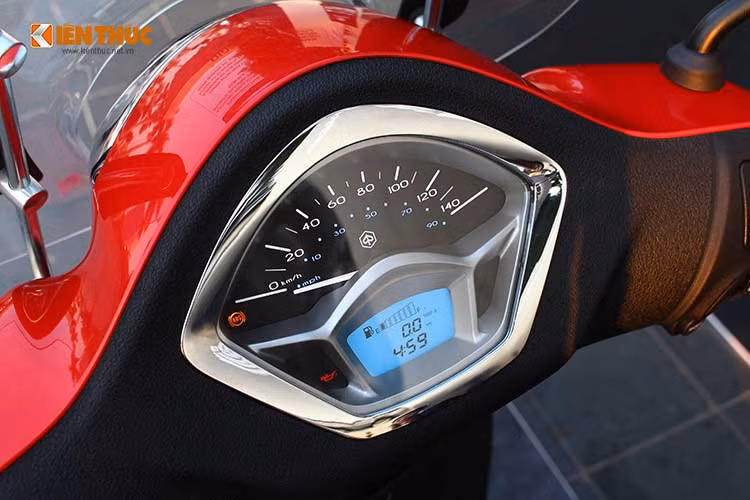 Về mặt thiết kế, Liberty U23 vẫn không thay đổi so với phiên bản ABS ddang bán ra tại Việt Nam. Chiếc xe vẫn sở hữu các đặt điểm như yếm trước rộng, cà vạt được mạ crom dọc theo yếm, đèn định vị sử dụng hệ thống LED, đèn pha với thiết kế đặc trưng hình khối nổi.