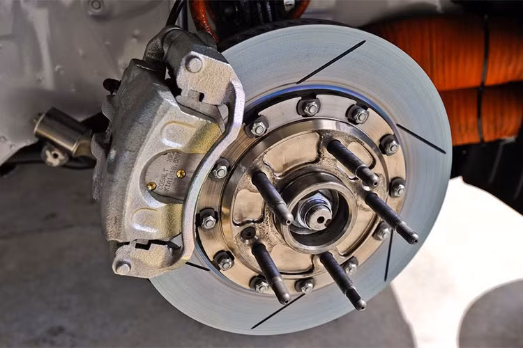 Nguyên nhân khiến phanh xe bị hỏng hóc là do má phanh bị mòn nhiều, bị trơ, thiếu dầu phanh, hệ thống đường ống dầu phanh bị rò rỉ,… Vì tính chất quan trọng của bộ phận này mà chúng ta phải bảo trì hệ thống phanh sau mỗi 20.000 km. Đặc biệt, trước các chuyến đi đường dài hay đường đèo dốc cần phải kiểm tra, bảo dưỡng kỹ lưỡng phanh xe.