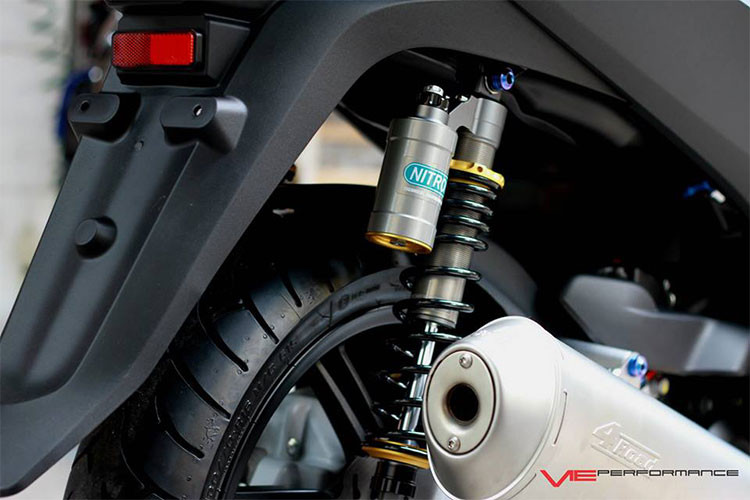 Đáng chu ý nhất trên chiếc xe này chính là cặp phuộc Nitron bình dầu rời phía sau được nhập về từ Anh Quốc có giá lên tới hơn 30 triệu đồng, cao hơn so với phuộc của thương hiệu Ohlins đình đám khá nhiều.