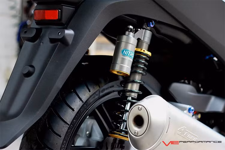 Đáng chu ý nhất trên chiếc xe này chính là cặp phuộc Nitron bình dầu rời phía sau được nhập về từ Anh Quốc có giá lên tới hơn 30 triệu đồng, cao hơn so với phuộc của thương hiệu Ohlins đình đám khá nhiều.