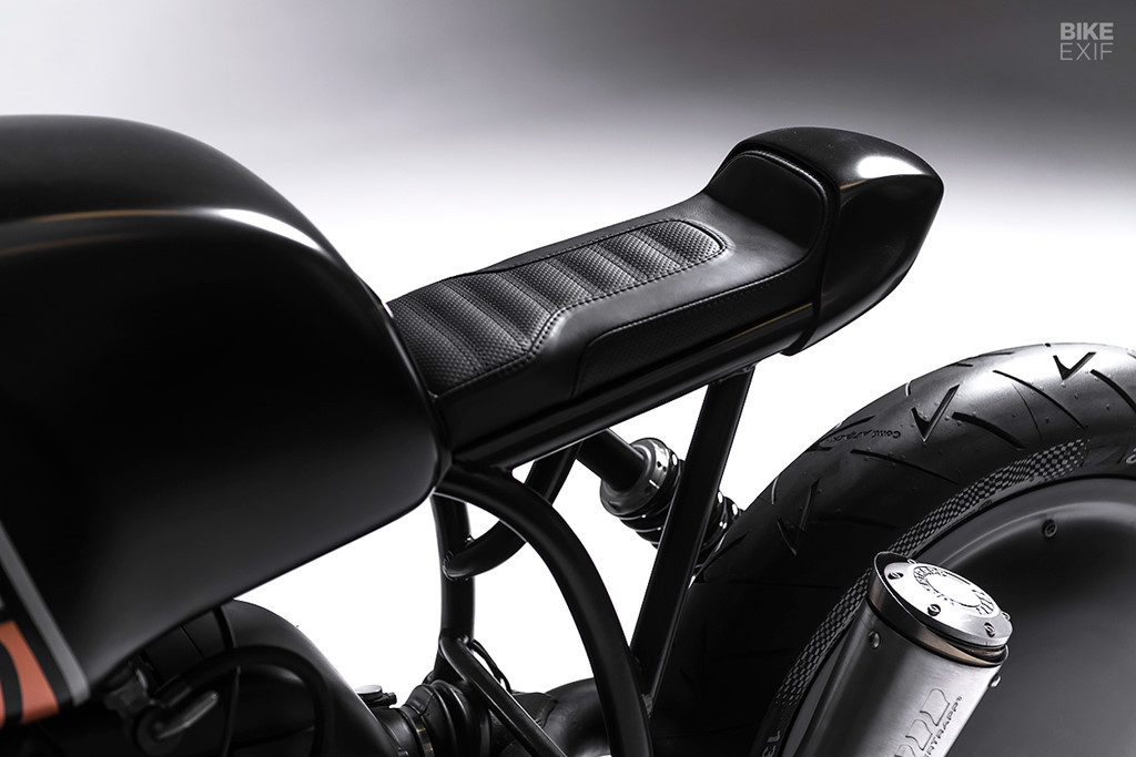 Dự án bắt đầu với một chiếc R80 RT 1992 mới chỉ chạy 25.000 km. Danh tiếng về sự bền bỉ của BMW trong quá khứ đã được chứng minh bằng tình trạng tốt ở động cơ. Cặp đôi chỉ việc tháo rời nó để vệ sinh và sơn lại phần bên ngoài.