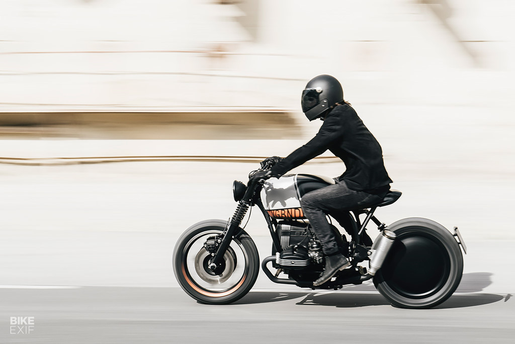 Xưởng độ xe môtô Vagabund cũng rất chú tâm đến những bộ phận khác. Mẫu độ dùng lốp Continental ContiRoadAttack, lọc gió của K&amp;N và lon pô Supertrapp. Hệ thống điện cũng đã sắp xếp gọn lại và được cấp nguồn bởi 2 ắc quy lithium Ultrabatt.