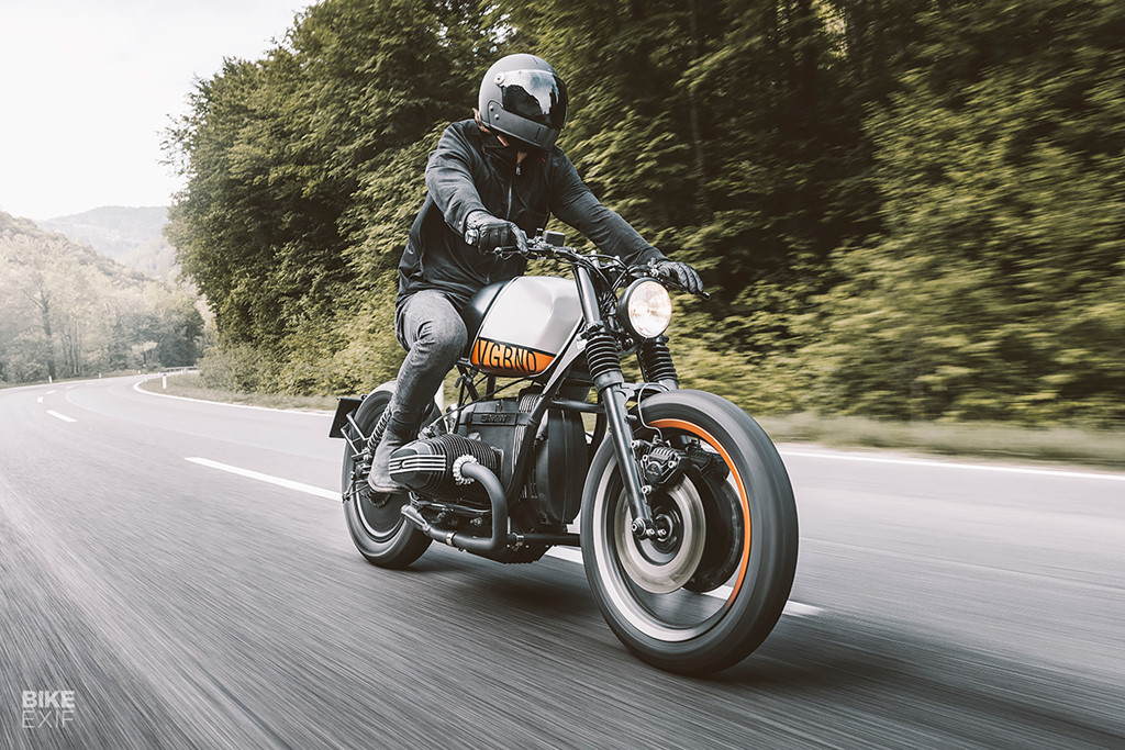 Vừa phải thẩm mỹ cũng như đảm bảo phù hợp luật pháp là một điều khó khăn. Vagabund đã khéo léo tích hợp cặp đèn xi nhan hậu tí hon của Motogadget lên bảng bắt biển số, ánh sáng vừa đủ ở mức tối thiểu theo luật pháp Áo.