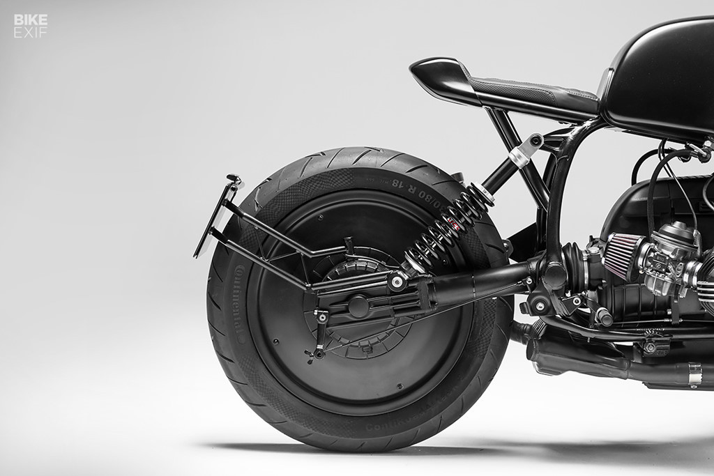 Khu vực điều khiển được tạo thành từ tay côn Domino, xy lanh phanh cái của Grimeca và bộ công tắc được in 3D. Xung quanh là đầu đèn cỡ nhỏ và bộ xi nhan gắn ở gù của Motogadget.