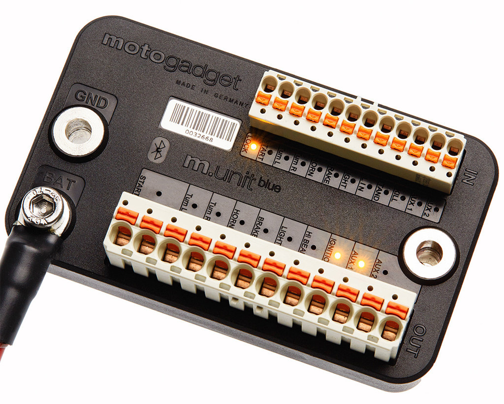 Một trong những thay đổi khó nhận biết nhưng rất quan trọng là hệ thống điện tử. Mẫu xe ban đầu với hệ thống điện tử tự làm bởi Diamond, thứ họ cần mua duy nhất là những con rờ-le. Việc tự chế tạo giúp họ thoải mái thay đổi trong quá trình làm nhưng để nhét hết hệ thống điện xuống dưới bình xăng không hề đơn giản.