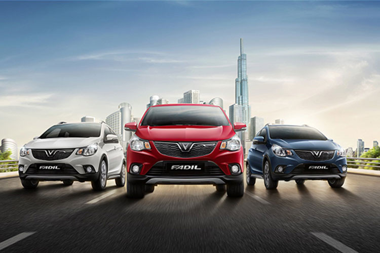 Đáng chú ý nhất của Top 10 xe bán chạy nhất trong tháng 2/2021, là sự xuất hiện khá ấn tượng của mẫu xe VinFast Fadil giá rẻ. Với kết quả đạt được 1.090 xe bán ra, Vinfast Fadil "chễm chệ", giữ vị trí ngôi đầu toàn thị trường lần đầu tiên và tiếp tục giữ vị trí đầu bảng của phân khúc A nhờ chính sách bán hàng độc đáo như giảm giá, miễn lãi vay 2 năm đầu tiên...