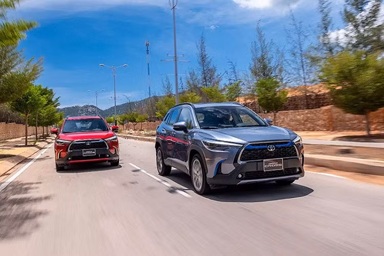 Trong tháng 2, đã có 726 xe được giao đến tay khách hàng, với kết quả này Toyota Corolla Cross tiếp tục nhận được thư hạng cao trong bảng xếp hạng. Những thành tích trên là minh chứng rõ ràng nhất về sức hút của "tân binh" Corolla Cross trong phân khúc SUV đô thị với người tiêu dùng và bỏ lại những đối thủ sừng sỏ một thời như Ford EcoSport hay Hyundai Kona.