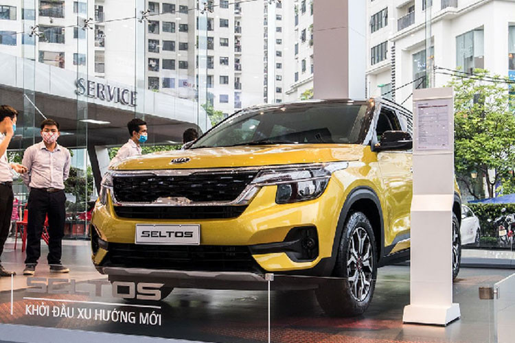 Đứng ở vị trí thứ 2 là mẫu xe Kia Seltos với doanh số 1.021 xe được bán ra. Cú bứt tốc mạnh mẽ của Kia Seltos là điều hoàn toàn dễ hiểu, kể từ khi mở bản vào cuối quý II/2020 mẫu xe này gặt hái được nhiều thành công và liên tục rơi vào tình trạng cháy hàng. Đây cũng chính là thành quả của Thaco khi quyết định đưa mẫu xe hoàn toàn mới về thị trường ôtô Việt Nam.
