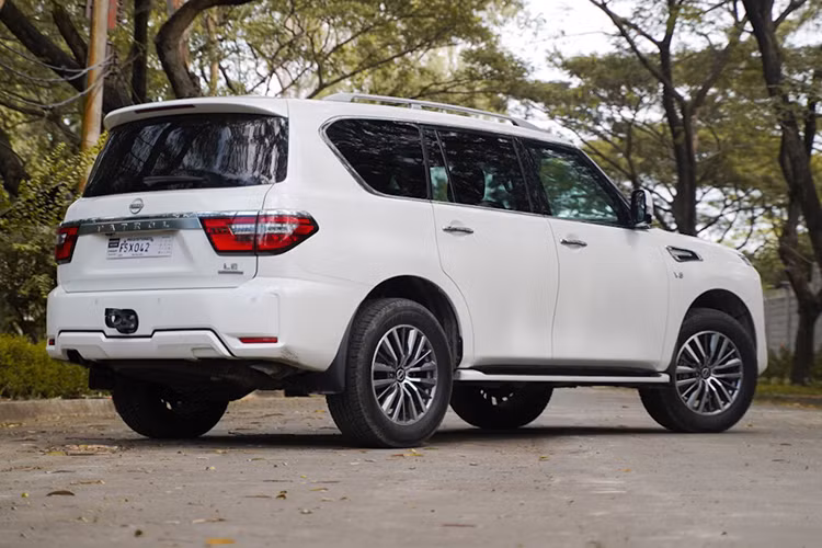 Dù đã được mở bán tại Trung Đông từ cuối năm 2023, mẫu xe SUV Nissan Patrol Y63 dự kiến chỉ có thể nhận đặt cọc tại Úc vào cuối năm 2026. Nguyên nhân chính đến từ việc sản xuất phiên bản tay lái nghịch bị trì hoãn tới hai năm, khiến nguồn cung cho thị trường Úc bị ảnh hưởng nghiêm trọng.