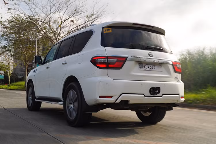 Nissan Patrol thế hệ mới sử dụng động cơ V6 tăng áp kép dung tích 3.5L, cung cấp công suất tối đa 425 mã lực và mô-men xoắn cực đại 700 Nm. Sức mạnh được truyền đến cả bốn bánh thông qua hộp số tự động 9 cấp.