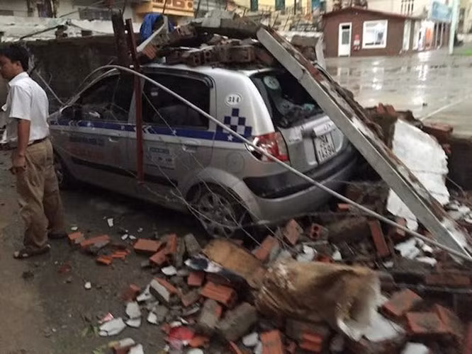 250 oto da bi hu hong trong sieu giong tai Ha Noi-Hinh-2